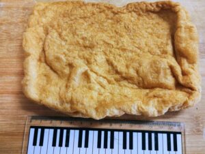 堂守豆富店の巨大油揚げ