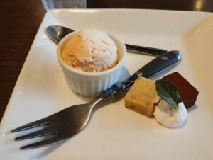 五稜郭　goen ワンプレートランチ　デザート　桜のアイス