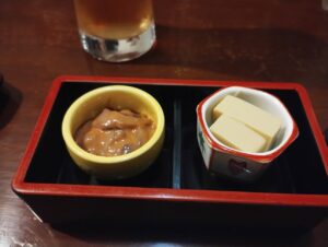 居酒屋　庄平　お通し イカ塩辛　カニ味噌豆腐