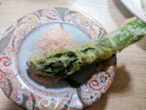 アスパラ　天ぷら　ピンクソルトをつけて食べる