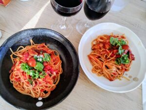バジルの葉と花で作った トマトのフレッシュバジルパスタ