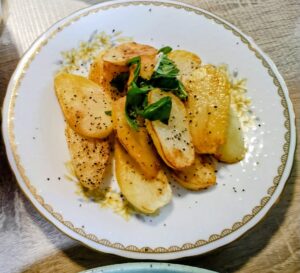 じゃがいものバター炒めバジルの葉のせ