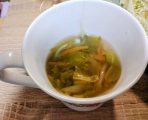 セロリの葉とクズ野菜のスープ
