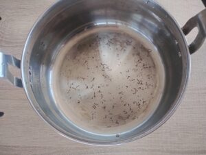 焦げついた鍋底、4回重曹で煮た状態