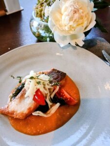 メインの魚料理とテーブルのお花