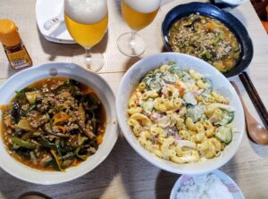 食卓写真 麻婆なす、マカロニサラダ、ビール
