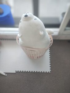 洗濯かごに入った炊き枕くまさん