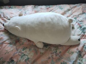 炊き枕くまさん、洗い終わった後、お布団の上に寝そべる姿