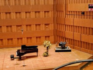 函館市芸術ホール 舞台 花が飾られている