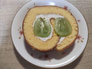 岡山産のシャインマスカットをシャトレーゼのロールケーキに入れたところ