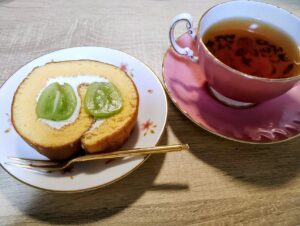 岡山産のシャインマスカットをシャトレーゼのロールケーキに入れて紅茶と共に