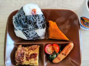 お昼のお弁当に、筋子おにぎり