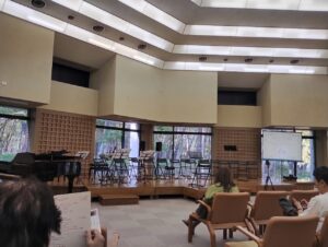 国際セミナーハウス会議場の中