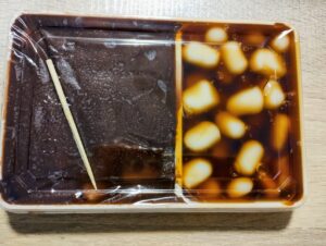 大沼だんご 右があんこ、左がしょうゆ