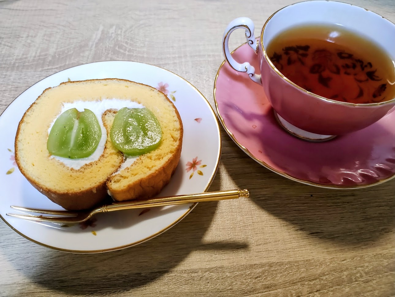 岡山産のシャインマスカットをシャトレーゼのロールケーキに入れて紅茶と共に